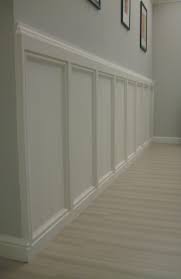 Boiserie In Gesso Realizzata Con Pannelli Modulari A Sbalzo Con Bugnatura Ad Incasso Arredamento D Interni Arredamento Corridoio Arredamento