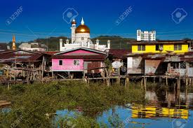 November 2018 zeigt die landschaft des water village in bandar seri begawan, der hauptstadt von brunei. Brunei Hauptstadt Bandar Seri Begawan Beruhmten Water Village 30000 Menschen Leben In Ahnlichen 40 Dorfern In Diesem Bild Die Kuppel Der Sultan Omar Ali Saifuddien Moschee Kontrastiert Mit Den Vordergrund Lizenzfreie Fotos