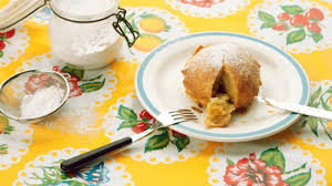 Iedereen haalt dan worstenbroden en appelbollen bij de bakker. De Oorsprong Van Verloren Maandag Vtm Koken