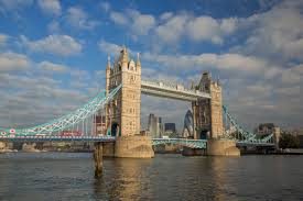 In engeland, schotland en wales kun je in geval van nood bellen met nummer 112 of et 999. Engeland
