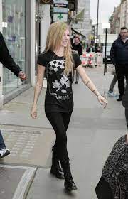 If you're curious about pop culture in the 2000s, look no further than avril lavigne. More Pics Of Avril Lavigne T Shirt Avril Lavigne Style Fashion Avril Lavigne
