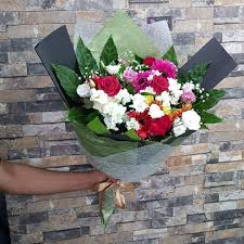 عمرو وردة (مواليد 17 سبتمبر 1993؛ في الإسكندرية)، هو لاعب كرة قدم مصري، يلعب في مركز الوسط مع نادي باوك في الدوري اليوناني الممتاز ومنتخب مصر لكرة القدم. Abu Za3rour For Flowers Gifts Florist 537 Photos Facebook