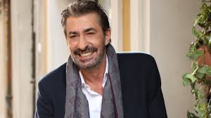 Mehmet karamancı i̇lkokulu'nda, daha sonra bostancı ortaokulu ve fenerbahçe lisesi'nde okumuştur. Erkan Petekkaya External Sites Imdb