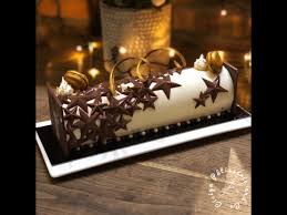 Hello Alors Que Nous Allons Bientot Passer A 2019 Je Vous Presente Notre Buche De Reveillon Tres Buche 3 Chocolats Buche De Noel Decoration Buche De Noel