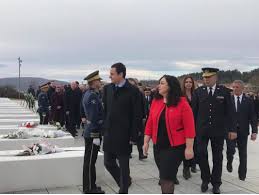Cette élection achève de changer radicalement le paysage politique du pays, mais augure des tensions avec la serbie voisine. Albin Kurti Dhe Vjosa Osmani Vizitojne Familjen Jashari Sinjali