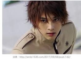 Does the Japanese society expect Japanese women to act cute?