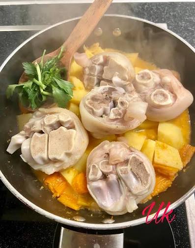 RECETTE BOUILLON DE PATTES DE BŒUF TRÈS DOUX!!! #INGREDIENTS ○Pattes de bœuf  ○tomates ○oignons verts ○oignons ○ail ○poivre blanc ○Djansan ○rondelles  ○pepe ○ossim ○gingembre ○feuilles de Laurier ○huile ○sel ○bouillon  d'assaisonnement ...