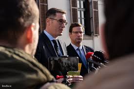 Közös sajtótájékoztatót tartott a karmelita kolostor udvarán gulyás gergely miniszterelnökséget vezető. Index Belfold Karacsony Nem Erti A Kormany Hezitalasat Es Bizonytalankodasat A Kijarasi Korlatozasok Ugyeben