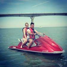 Ces coiffeurs offrent leurs services pour vous couper les cheveux gratuitement, les mettre en forme et les sécher. Gotaga Notre Premiere En Jet Ski Au Top Niveau Adrenaline Bientot De Retour A La Maison En Attendant On Profite Comme On Peut Excusez La Coupe Les Cheveux