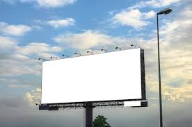 Grande outdoor vazio branco com estrutura de aço no lado da estrada | Foto  Premium