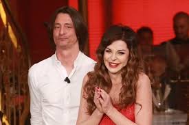 Stando a quanto raccontato dalla donna, fuori dalla porta di casa parietti ci sarebbe la fila, che va dai 18 agli 80 anni di età. Alba Parietti Eta Altezza Peso Marito E Figlio Caffeina Magazine