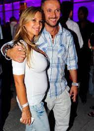 Dundika a menyasszonyi ruhája fölött most még egy köntöst visel, annyi azonban már így is látszik, hogy egy igazán szexi darabot választott a . Dundika Nem Kell Majka Penze Nlc