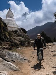 Today we hiked from Dingboche, Nepal without packs and loads with our Roar  Himalaya Adventure Pvt.ltd porters-laughing a lot of the time ☺️ We visited  5120M/16,400' to prepare for Everest Base camp.