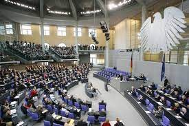 Im plenarsaal werden gerade tische, stühle und teppich ausgetauscht. Lemo Objekt Foto Plenarsaal 16 Deutscher Bundestag