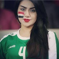 ممثل أحد الدول الافريقية يمثل بلاده بزيهم التقليدي داخل مبنى الأمم المتحدة  .. صارلي ساعه صافنه ع الصورة فلوسه وموبايله وين يخليهن ...⚘👑 😁😂