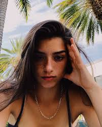 Dixie D Amelio On Instagram Mood Apple In 2020 Dixie Pretty People Celebrity Pictures