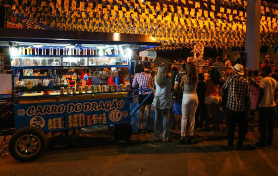 Festa da Rua São João contribuiu para renda extra de ambulantes e comerciantes - Prefeitura de Aracaju
