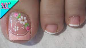 Aplica una capa de brillo y coloca los apliques con la bello modelo en negro y gris para realizar en manos y pies y lucir en cualquier momento. Diseno De Unas Para Pies Flor Y Rosas Con Frances Muy Facil Flowers Nail Art French Nail Art Youtube