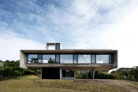 The triangle house is located in nesodden, norway on a two level site with its entry on the lower level of the property. Luciano Kruk Uses Hanging Volume For A Vacation House Supported By Triangular Column In Argentina