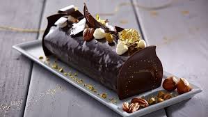 Buche Au Chocolat Noir Et Fruits Secs Caramelises Buche De Noel Buche De Noel Chocolat Gateaux Et Desserts