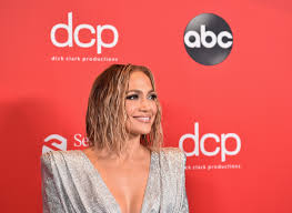 | международный кинофестиваль в палм спрингс. Jennifer Lopez Wears Silver Crop Top And Slit Skirt At American Music Awards In 2020