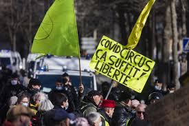 La voiture est au cœur du mouvement des gilets jaunes, à tel point que leur symbole fait partie des accessoires le nombre de policiers blessés et le nombre de manifestants blessés sont bien plus faibles. Videos Manifestation Contre Le Pass Sanitaire A Paris Des Heurts Actu Paris