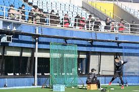 横須賀スタジアム 広島・秋山翔吾選手、地元で自主トレ公開 日米 ...