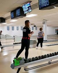 Salah satu aktivitas yang dapat kamu lakukan adalah bermain bowling. Olahraga Bowling Sejarah Teknik Dasar Peralatan Dan Peraturan Wawasanku