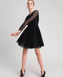 Sfizioso abito in leggerissimo tulle trasparente nero a punte finali irregolari con fodera a tubino in maglina di lunghezza sopra al ginocchio con mini manichette ampie e strass nel punto centrale del sotto seno. Abito In Pizzo Stretch E Tulle Donna Nero Twinset Milano