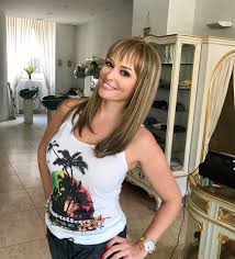 Gerade erst ließ sie sich die brüste straffen, nun trennte sie sich auch noch von ihren. Daniela Katzenberger Prasentiert Sich Mit Neuer Frisur Fakeverdacht Express De