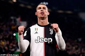 Cristiano ronaldo a une nouvelle fois endossé son costume préféré : Napoli Fans Cause Chaos Outside Hotel Housing Juventus Players Ahead Of Serie A Clash Daily Mail Online