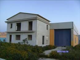 Re/max prima classe propone in vendita a pozzallo (rg), in contrada daniele, all'interno del residence daniele una villetta bifamiliare di circa 120 mq composta da un piano terra di circa 80 mq in cui troviamo una zona living, una cucina soggiorno, 2 camere da letto, un bagno, un disimpegno e una veranda coperta di 20 mq attrezzata di cucina in muratura perfettamente manutenuta e funzionante. Agenzia Immobiliare Pozzallo In Vendita Elios Immobiliare Pachino Marzamemi