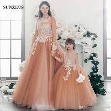 Ma attenzione, è importante evitare la morbosità. Acquista Abiti Da Sera A Maniche Lunghe In Tulle Con Spalline Eleganti La Figlia Della Madre Con Abiti Formali Da Cerimonia Con Corpetto Da Illusione A 171 73 Dal Sunzeusdress It Dhgate Com