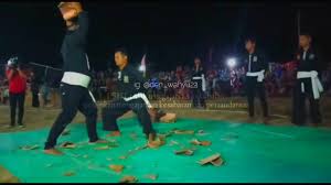 Pada momen tersebut pengurus cabang juga memberikan pembekalan non teknis pencak silat tentang materi keshan. Terbaru Atraksi Pencak Silat Psht By Arbel Channel