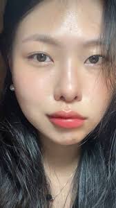 Test bằng mạch máu: Vein xanh trời tím thì là cool undertone; vein xanh lá,  nâu vàng là warm undertone. Thuộc làu làu rồi nhỉ=)))