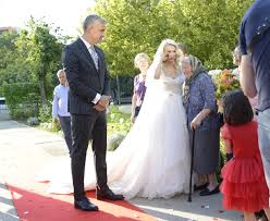 La nunta ei, andreea bălan a purtat trei rochii de mireasă, iar naşii cuplului au fost actorii aurelian temişan şi monica davidescu. Imagini Exclusive Andreea BÄƒlan È™i George Burcea S Au CÄƒsÄƒtorit InvitaÈ›i SurprizÄƒ La Evenimentul Toamnei In Romania
