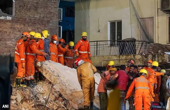 दिल्ली के सत्य निकेतन में इमारत गिरने से 5 की मौत; राहत कार्य जारी | Four  dead after building collapses in Delhi's Satya Niketan; rescue operations  underway.