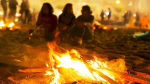 La noche de san juan es una de las más populares y en cuestión de minutos la magia, los rituales y las supersticiones toman el control absoluto de la fiesta. La Vila Joiosa Cerrara Sus Playas Y Calas En La Noche De San Juan Por La Pandemia Alicanteplaza
