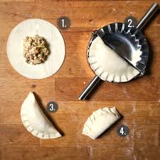 Miscela la farina 0 e l'acqua calda a 50° sino a ottenere un impasto morbido. Ravioli Alla Piastra Jiaozi La Mia Ricetta Vegetariana La Luna Sul Cucchiaio