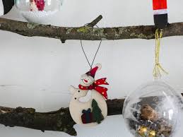 Lorsqu'on souhaite renouveler sa décoration de noël chaque année pour éviter de ressortir la même guirlande dorée de plus en. Tuto Sapin De Noel Avec Des Branches De Bois M Comme