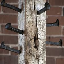 Porte Manteaux De Bois Et De Clous Peut Etre A Customiser Pour Certaines Idees Pour La Maison Decoration Bois Patere Bois