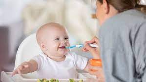 Setiap bulan saya sediakan jadual makanan bayi. Bolehkah Bayi Di Bawah 6 Bulan Makan Selain Asi