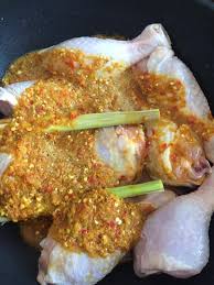 Panaskan kuali dengan api kecil tanpa minyak. Resipi Ayam Masak Lemak Cili Padi Yang Sedap Pedas Padu