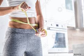 Ob du mit der bademode gehst oder auf zeitlose klassiker setzt, ist dir überlassen. Die Sportliche Figur Einer Attraktiven Frau Mit Massband Foto Vorratig Crushpixel