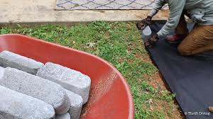 Pila de piedras, agregando construcción adhesivo entre. How To Build A Diy Fire Pit With Gravel Stones And Walkway