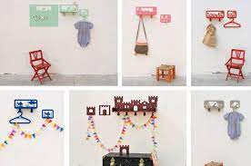 I tappeti antiscivolo, gli specchi per bambini, i mobili porta giochi e coppie di tavoli e sedie per bambini sono elementi indispensabili nella progettazione dell'arredamento per la cameretta bambino. Design Per Bambini Appendini Grucce E Altri Complementi D Arredo Per La Cameretta