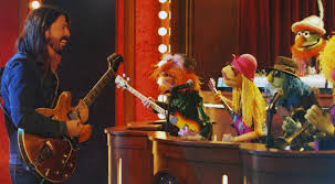 There Goes My Hero Watch Him As He Goes Meme Dave Grohl Performs Learn To Fly With The Muppets Watch Dave Grohl Foo Fighters Muppets
