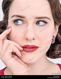 RACHEL BROSNAHAN in THE MARVELOUS MRS. MAISEL, 2017, directed by AMY  SHERMAN-PALLADINO, DANIEL ATTIAS and JAMIE BABBIT. Copyright AMAZON  STUDIOS.