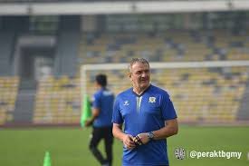 Perlawanan kelayakan piala dunia 2022 di antara pasukan malaysia menentang thailand berlangsung di stadium al maktoum pada jam 12:45 pagi waktu malaysia, rabu dan akan disiarkan secara langsung di astro arena dan rtm 1 Piala Malaysia Dibatalkan Jurulatih Pemain Bola Sepak Kongsi Kesedihan Football Tribe Malaysia