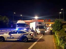 Seorang anggota polis trafik ditahan kerana memandu secara berbahaya dengan melawan arus selain disyaki di bawah. 17 Mpv Polis Kejar Tokan Dadah Edisi 9